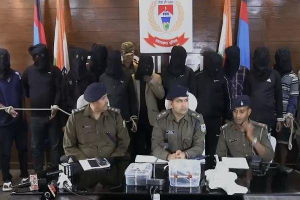 Jharkhand News: नयासराय में खूनी बवाल-पुलिस ने 12 अपराधियो को दबोचा, हथियारों का जखीरा बरामद