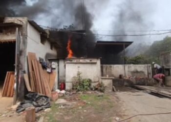 Dhanbad News: प्लाई गोदाम में अचानक आग लगने से अफरातफरी, तीन लोग गंभीर रुप से झुलसे