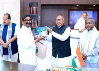 दावोस से लंदन तक झारखंड की गूूंज-CM Hemant Soren ने विधानसभा अध्यक्ष को भेंट की ‘झारखंड राइजिंग’ पुस्तक