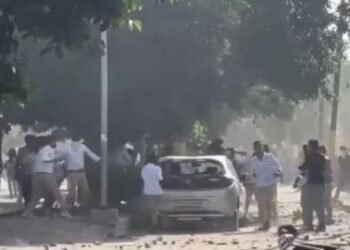 Noida Workers Protest: नोएडा में सैलरी के लिए भड़के कर्मचारी-50 फैक्ट्रियों में तोड़फोड़, पुलिस की गाड़ियां फूंकी