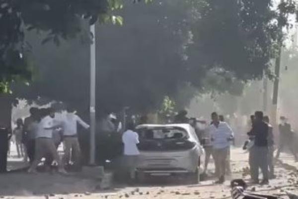Noida Workers Protest: नोएडा में सैलरी के लिए भड़के कर्मचारी-50 फैक्ट्रियों में तोड़फोड़, पुलिस की गाड़ियां फूंकी