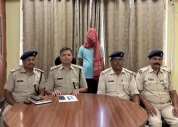 Dhanbad News: टुंडी CSP केंद्र में डकैती का पर्दाफाश, पिस्टल की नोक पर पैसे उड़ाने वाला आरोपी गिरफ्तार