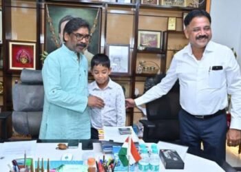 झारखंड के 7 साल के इशांक ने समंदर चीरकर बनाया वर्ल्ड रिकॉर्ड, CM हेमंत सोरेन ने दिया बड़ा इनाम