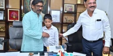 झारखंड के 7 साल के इशांक ने समंदर चीरकर बनाया वर्ल्ड रिकॉर्ड, CM हेमंत सोरेन ने दिया बड़ा इनाम