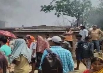 कोडरमा विधायक नीरा यादव के निजी चालक की हत्या के बाद उबाल-ग्रामीणों ने आरोपी का घर फूंका