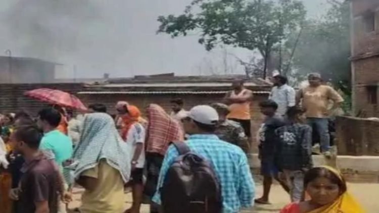 कोडरमा विधायक नीरा यादव के निजी चालक की हत्या के बाद उबाल-ग्रामीणों ने आरोपी का घर फूंका