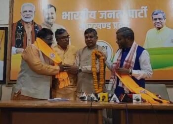 Jharkhand Politics: झामुमो को बड़ा झटका-पूर्व मंत्री दुलाल भुइयां ने थामा भाजपा का दामन