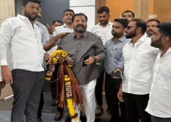 Breaking News: महाराष्ट्र में उद्धव ठाकरे को बड़ा झटका, 6 सांसद शिंदे गुट में शामिल