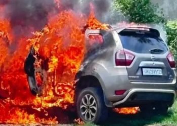 ओरमांझी टोल प्लाजा के पास चलती कार में लगी आग, पति-पत्नी और दो बच्चे बाल-बाल बचे