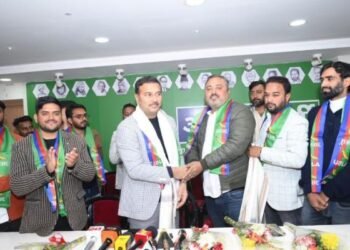 Jharkhand News: रांची में आजसू का शक्ति प्रदर्शन-हजारीबाग लोकसभा के पूर्व प्रत्याशी सहित सैंकड़ों लोगों ने थामा आजसू का दामन