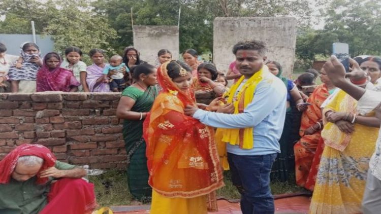प्यार की खातिर औरंगाबाद से धनबाद पहुंची प्रेमिका, गांव वालों ने करा दी शादी 1 प्यार की खातिर औरंगाबाद से धनबाद पहुंची प्रेमिका, गांव वालों ने करा दी शादी