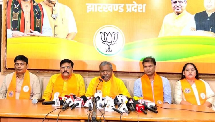 सारंडा से नोआमुंडी तक बंद खदानों पर गरजे बाबूलाल मरांडी, रोजगार को लेकर उठाए सवाल