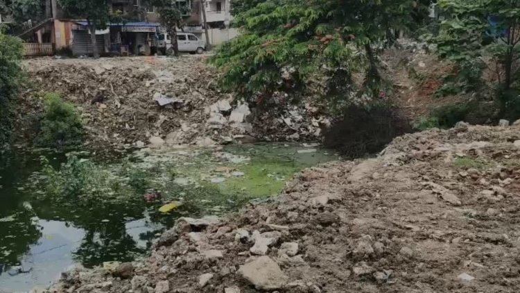 रांची का एक और तालाब हो रहा खत्म! हरमू जलाशय पर मिट्टी भराई शुरू, अब पार्क या मार्केट बनाने की तैयारी