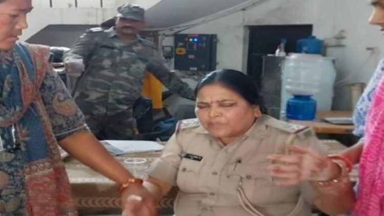 खूंटी में एसीबी की बड़ी कार्रवाई, घूस लेते महिला थाना प्रभारी रंगेहाथ गिरफ्तार 1 खूंटी में एसीबी की बड़ी कार्रवाई, घूस लेते महिला थाना प्रभारी रंगेहाथ गिरफ्तार