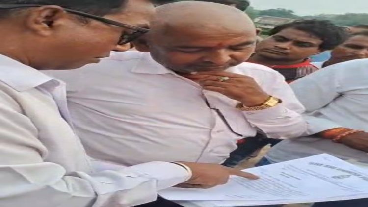 सरकारी जमीन पर मेला-दुकान लगाने की तैयारी, अंचल अधिकारी ने 24 घंटे में बांस-बल्ली हटाने का दिया आदेश