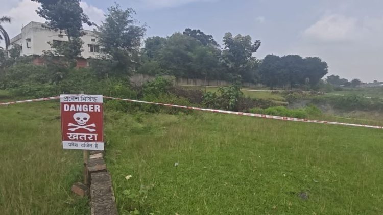 बादाम बागान में भू-धंसान से दहशत, रानीगंज का पश्चिमी इलाका डेंजर जोन घोषित 1 बादाम बागान में भू-धंसान से दहशत, रानीगंज का पश्चिमी इलाका डेंजर जोन घोषित