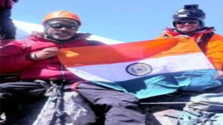 कोडरमा सैनिक स्कूल के पूर्व छात्र ले. कर्नल जय प्रकाश ने रचा इतिहास, माउंट भागीरथी पर फहराया तिरंगा 1 कोडरमा सैनिक स्कूल के पूर्व छात्र ले. कर्नल जय प्रकाश ने रचा इतिहास, माउंट भागीरथी पर फहराया तिरंगा