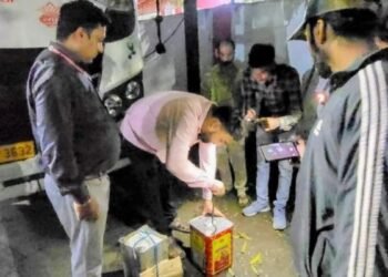 Dhanbad News: बुंदेला बस से 1400 किलो नकली पनीर व 90 किलो नकली घी जब्त, ड्राइवर-खलासी पुलिस के हवाले