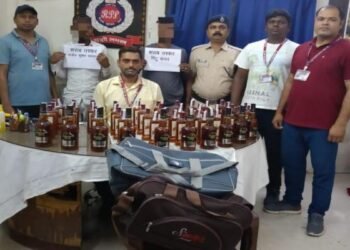 Dhanbad News: धनबाद स्टेशन पर 53 बोतल अंग्रेजी शराब के साथ दो तस्कर गिरफ्तार