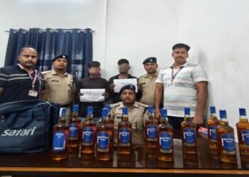 Dhanbad News: बैग खोला तो निकली व्हिस्की की बोतलें, धनबाद रेलवे स्टेशन से दो तस्कर गिरफ्तार
