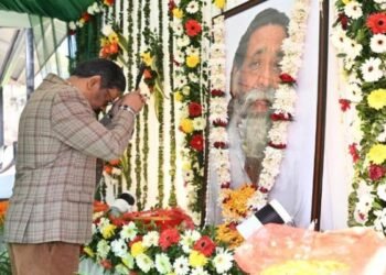 Jharkhand News: दिशोम गुरु के 82वीं जयंती पर सीएम हेमंत सोरेन ने परिवार संग दी श्रद्धांजलि