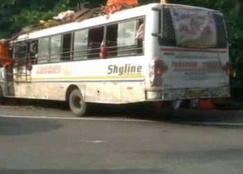 कोडरमा घाटी में कांवरियों से भरी बस अनियंत्रित होकर पहाड़ के सहारे अटकी, 5 घायल