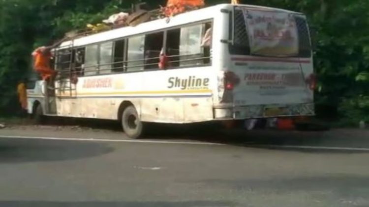 कोडरमा घाटी में कांवरियों से भरी बस अनियंत्रित होकर पहाड़ के सहारे अटकी, 5 घायल
