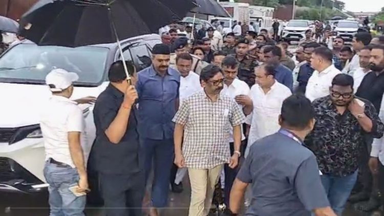 बेटी के निधन से गम में परिवार, सीएम हेमंत सोरेन ने दीपिका पांडेय सिंह के आवास पहुंचकर दी श्रद्धांजलि