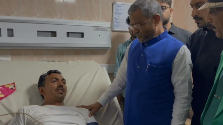 बाबूलाल मरांडी ने सदर अस्पताल पहुंचकर इलाजरत अनशनकारी छात्रों का जाना हाल