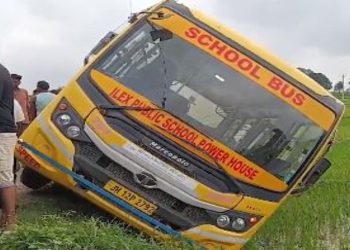 कोडरमा में बड़ा हादसा टला-बच्चों से भरी स्कूल बस के खेत में उतरने से मची अफरातफरी