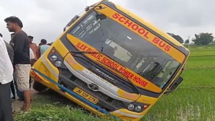 कोडरमा में बड़ा हादसा टला-बच्चों से भरी स्कूल बस के खेत में उतरने से मची अफरातफरी 1 कोडरमा में बड़ा हादसा टला-बच्चों से भरी स्कूल बस के खेत में उतरने से मची अफरातफरी