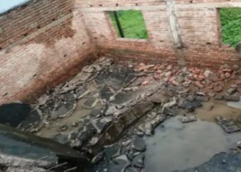 कोडरमा में सरकारी स्कूल की छत भरभराकर गिरी, बाल-बाल बचे 35 बच्चे