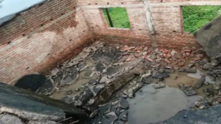 कोडरमा में सरकारी स्कूल की छत भरभराकर गिरी, बाल-बाल बचे 35 बच्चे