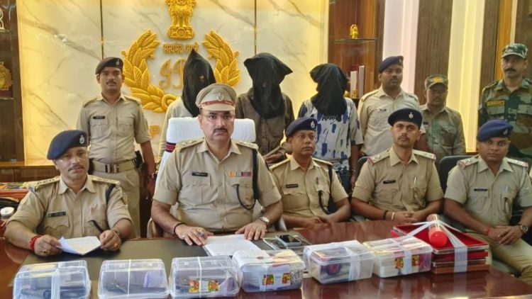 पाकुड़ ज्वेलर्स लूटकांड का 10 दिन में खुलासा, तीन आरोपी हथियारों के साथ गिरफ्तार