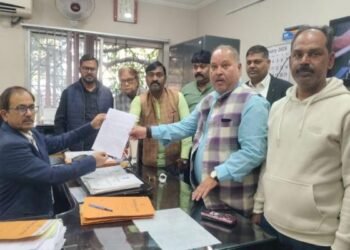 Jharkhand Politics: झारखंड में ‘बिस्किट पॉलिटिक्स’-कांग्रेस ने चुनाव आयोग से कर दी कार्रवाई की मांग