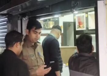 Jharkhand News: महिला को बंधक बनाकर ज्वेलरी दुकान में लाखों की लूट, पुलिस जांच में जुटी