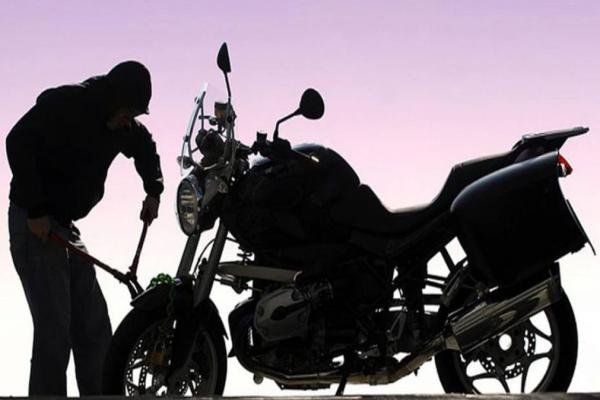 Dhanbad News: सिंदरी पुलिस ने चोरी के मोटरसाईकिल के साथ पकड़कर दो स्थानीय चोरों को भेजा जेल