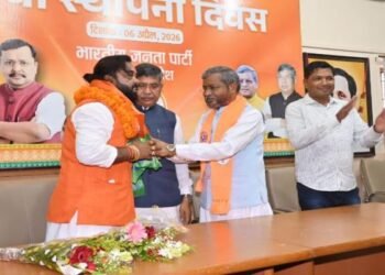 Jharkhand Politics: चटकपुर के मुखिया विक्की लोहरा सैकड़ों समर्थकों के साथ थामा बीजेपी की दामन