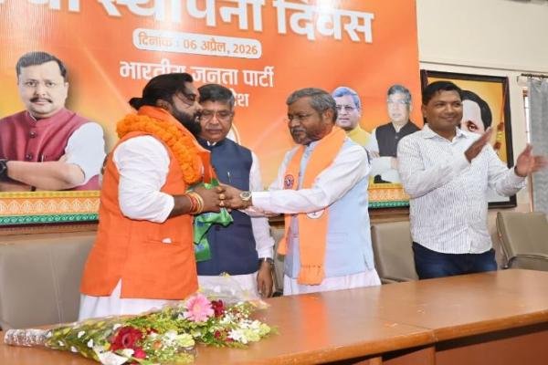 Jharkhand Politics: चटकपुर के मुखिया विक्की लोहरा सैकड़ों समर्थकों के साथ थामा बीजेपी की दामन