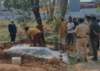 Ranchi Breaking: कब्र ने खोले मौत के राज! डोरंडा में महिला की हत्या, बेटी समेत तीन गिफ्तार