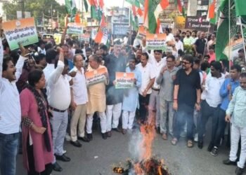 बढ़ती महंगाई के खिलाफ कांग्रेस का फूटा गुस्सा-रांची में फूंका पीएम मोदी का पुतला