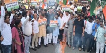 बढ़ती महंगाई के खिलाफ कांग्रेस का फूटा गुस्सा-रांची में फूंका पीएम मोदी का पुतला