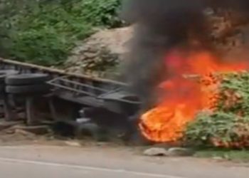 कोडरमा घाटी में सरिया लदा ट्रेलर खाई में गिरी, चालक-उपचालक गंभीर रुप से घायल