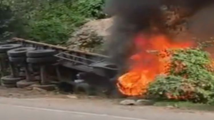 कोडरमा घाटी में सरिया लदा ट्रेलर खाई में गिरी, चालक-उपचालक गंभीर रुप से घायल