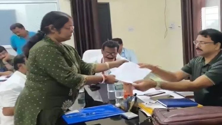 Breaking News: नंदीग्राम उपचुनाव से पहले बड़ा उलटफेर, ममता गुट की संचिता प्रधान डे ने वापस लिया नामांकन 1 Breaking News: नंदीग्राम उपचुनाव से पहले बड़ा उलटफेर, ममता गुट की संचिता प्रधान डे ने वापस लिया नामांकन