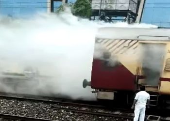 कोडरमा स्टेशन पर पैसेंजर ट्रेन की बोगी में लगी आग, यात्रियों में अफरातफरी 3 कोडरमा स्टेशन पर पैसेंजर ट्रेन की बोगी में लगी आग, यात्रियों में अफरातफरी