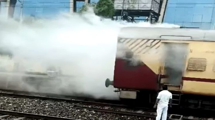 कोडरमा स्टेशन पर पैसेंजर ट्रेन की बोगी में लगी आग, यात्रियों में अफरातफरी