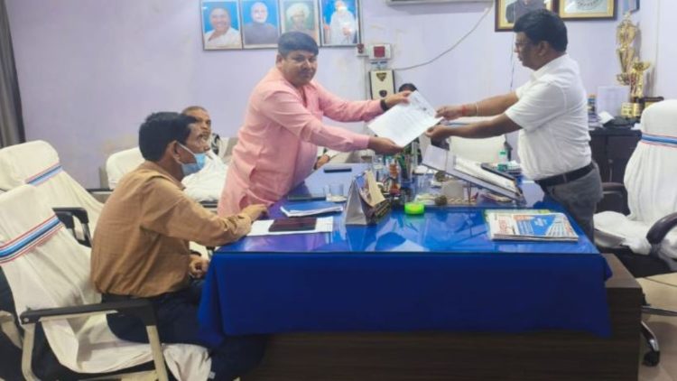 जगन्नाथ मुंडा के परिवार के रोजगार की मांग, ऊर्जा विकास श्रमिक संघ ने सौंपा ज्ञापन