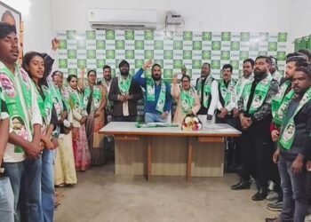 Jharkhand News: लोहरदगा जिले के सैकड़ों लोगों ने थामा जेएमएम का दामन, विनोद पाण्डेय ने दिलाई सदस्यता