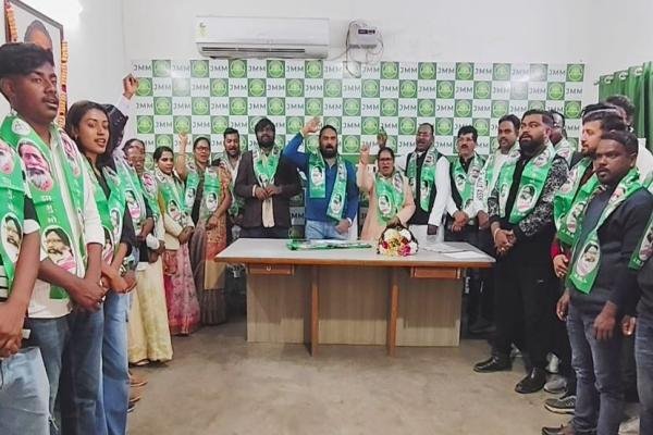 Jharkhand News: लोहरदगा जिले के सैकड़ों लोगों ने थामा जेएमएम का दामन, विनोद पाण्डेय ने दिलाई सदस्यता